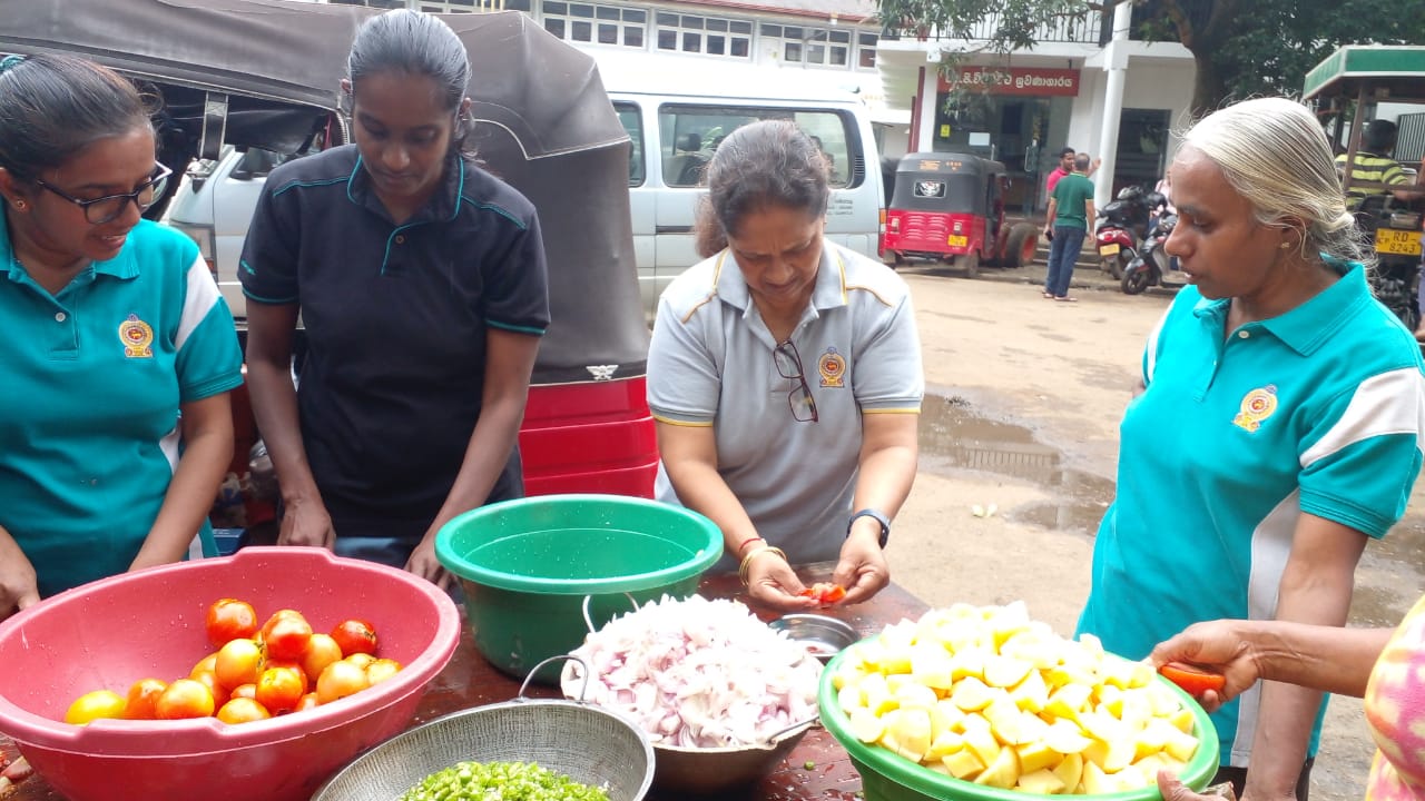 Gampola Municipal Council staff preparing food for our own comrades in distress 2025.12.06